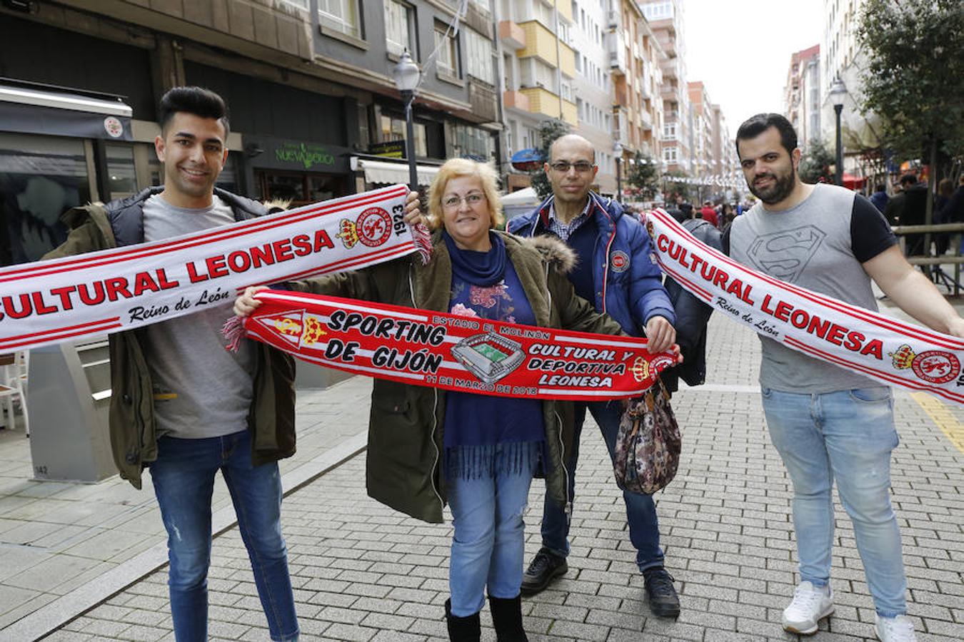 Las aficiones del Sporting y la Cultural han vuelto a hermanarse en un emotivo homenaje dedicado a Enrique Castro 'Quini' que se ha celebrado en la calle Aguado de Gijón. El acto ha tenido lugar en la 'fan zone' organizada frente a la sede de la peña culturalista Cruzando el Negrón, toda una fiesta previa al encuentro entre el Sporting y la Cultural.