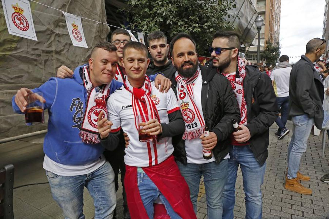 Las aficiones del Sporting y la Cultural han vuelto a hermanarse en un emotivo homenaje dedicado a Enrique Castro 'Quini' que se ha celebrado en la calle Aguado de Gijón. El acto ha tenido lugar en la 'fan zone' organizada frente a la sede de la peña culturalista Cruzando el Negrón, toda una fiesta previa al encuentro entre el Sporting y la Cultural.