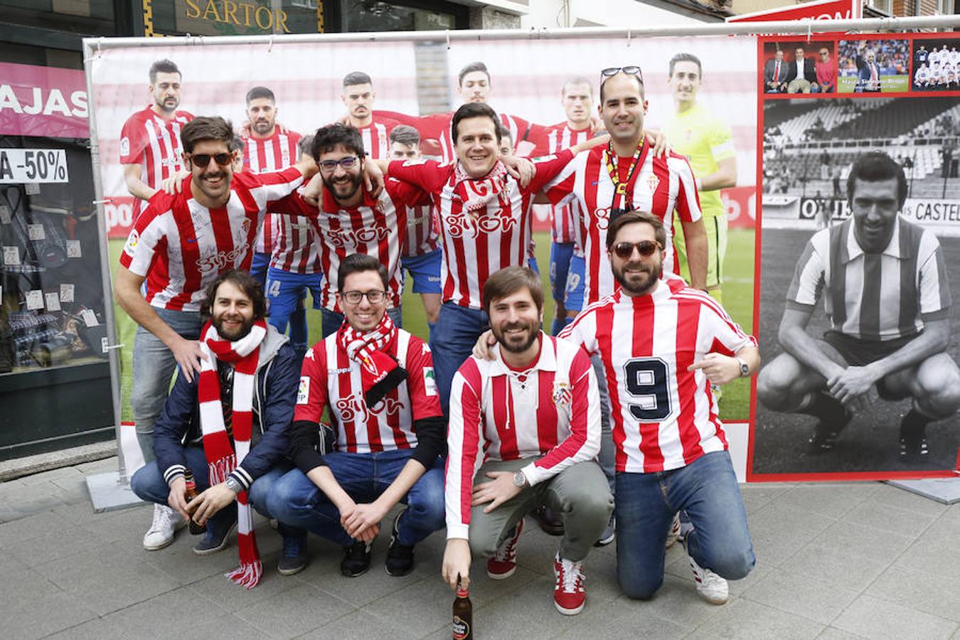 Las aficiones del Sporting y la Cultural han vuelto a hermanarse en un emotivo homenaje dedicado a Enrique Castro 'Quini' que se ha celebrado en la calle Aguado de Gijón. El acto ha tenido lugar en la 'fan zone' organizada frente a la sede de la peña culturalista Cruzando el Negrón, toda una fiesta previa al encuentro entre el Sporting y la Cultural.