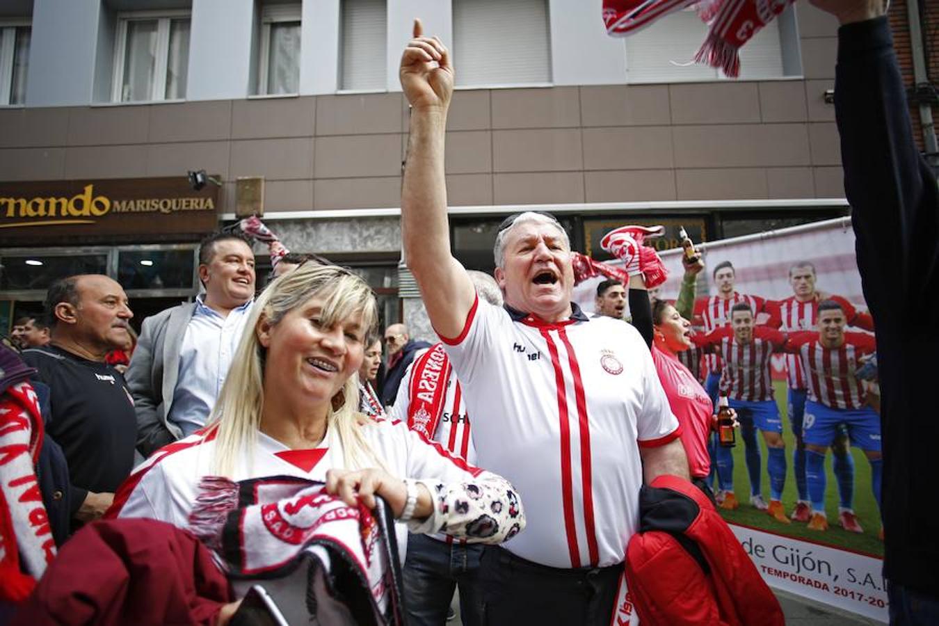 Las aficiones del Sporting y la Cultural han vuelto a hermanarse en un emotivo homenaje dedicado a Enrique Castro 'Quini' que se ha celebrado en la calle Aguado de Gijón. El acto ha tenido lugar en la 'fan zone' organizada frente a la sede de la peña culturalista Cruzando el Negrón, toda una fiesta previa al encuentro entre el Sporting y la Cultural.