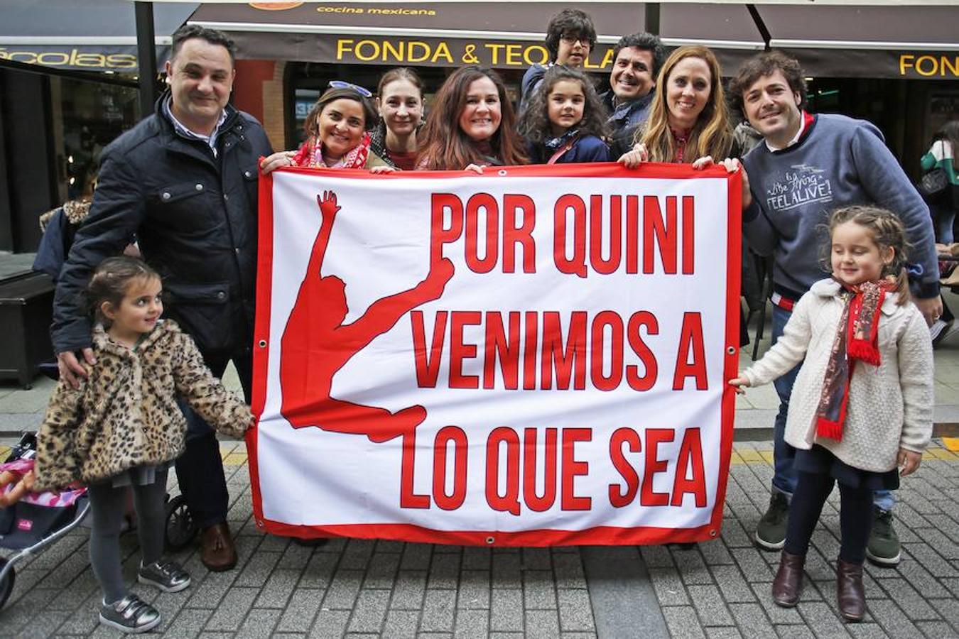 Las aficiones del Sporting y la Cultural han vuelto a hermanarse en un emotivo homenaje dedicado a Enrique Castro 'Quini' que se ha celebrado en la calle Aguado de Gijón. El acto ha tenido lugar en la 'fan zone' organizada frente a la sede de la peña culturalista Cruzando el Negrón, toda una fiesta previa al encuentro entre el Sporting y la Cultural.