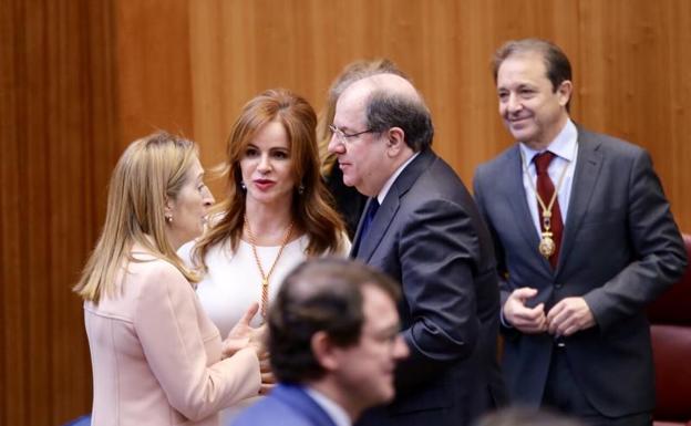 Ana Pastor, Silvia Clemente y Juan Vicente Herrera conversan en el hemiciclo de las Cortes.