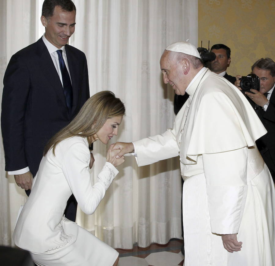 La Reina Letizia besa la mano del Papa Francisco en su primera audiencia con el pontífice como Reina de España, vestida de blanco, acogiéndose al privilegio de las reinas católicas, en presencia del Rey Felipe VI. 