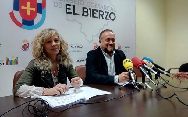 El presidente del Consejo, Gerardo Álvarez Courel, y la técnico del SIE, Mónica Salví, en la presentación del Plan.