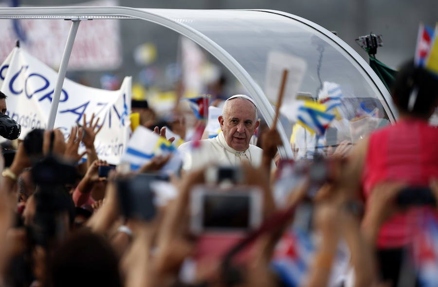 El papa Francisco a su llegada en el pamóvil a la Plaza de la Revolución de La Habana para oficiar su primera misa en Cuba, a la que asistirán miles personas que ya están congregadas en el que se considera uno de los lugares más emblemáticos del país.