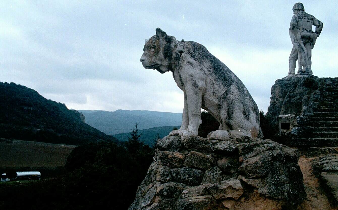 Monumento al pastor (Burgos). Un pastor de 7 metros de altura y 27 toneladas de peso, un zagal y un perro se elevan sobre la carretera a la altura de Ameyugo, un municipio de la provincia de Burgos enmarcado en la comarca del Ebro.