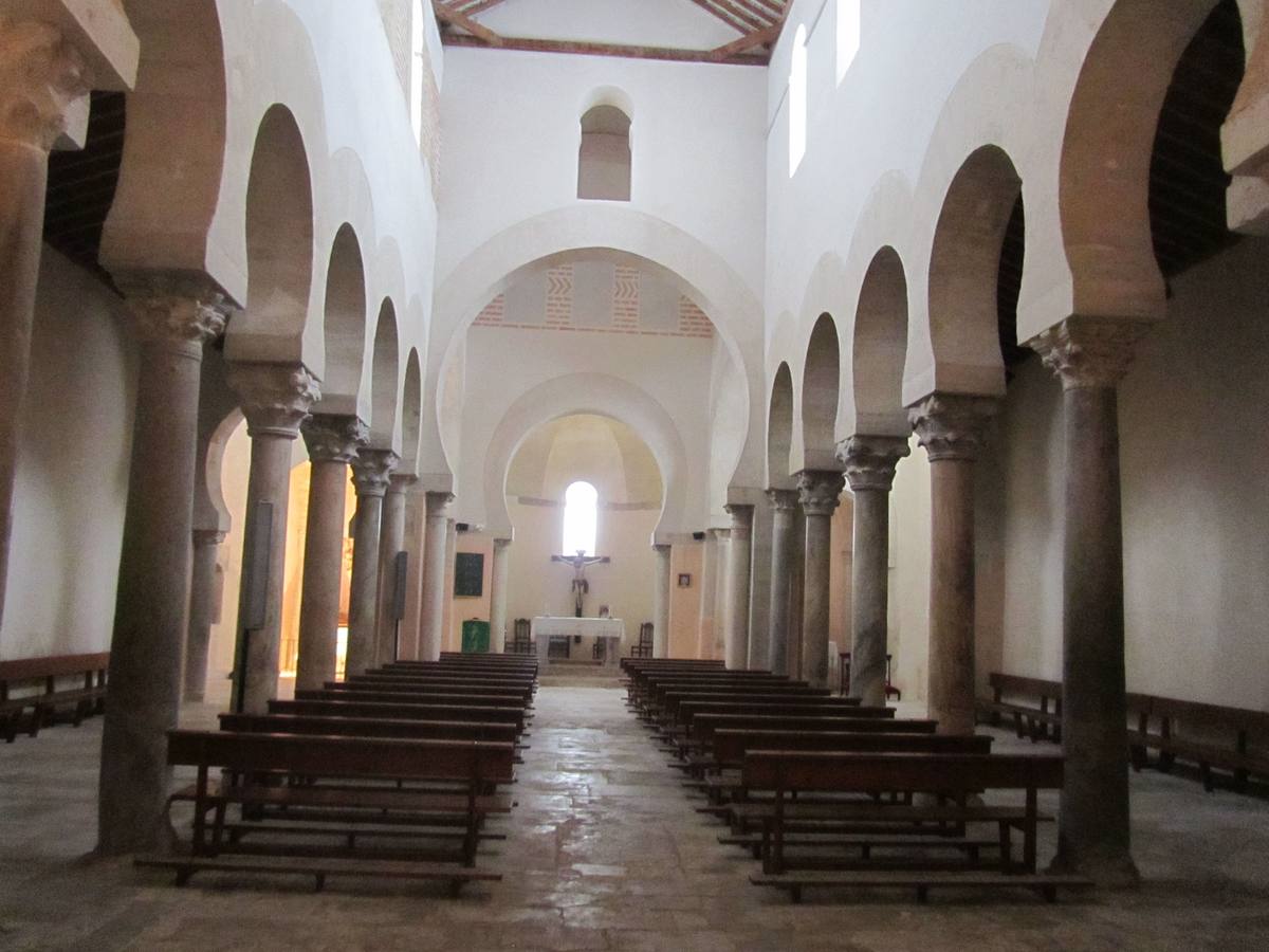 Iglesia de San Cebrián de Mazote (Valladolid). El principal atractivo de esta construcción religiosa es su estilo mozárabe. Situada en el centro del pueblo, está compuesta por tres naves, la central más ancha y alta que las laterales, separadas por columnas que soportan bellísimos arcos de herradura.