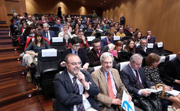 El consejero de Educación, Fernando Rey (I), inaugura una jornada de Educación de Personas Adultas.