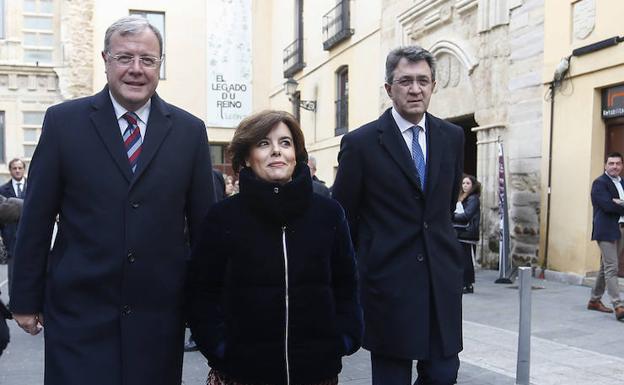 Silván y Majo acompañan a la vicepresidenta del Gobierno. 