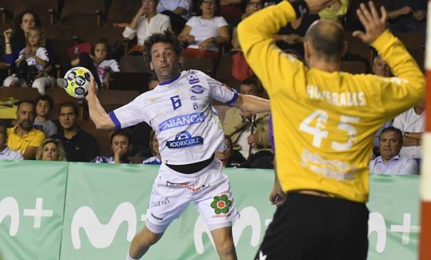 Juanín García, en un partido con el Abanca Ademar.