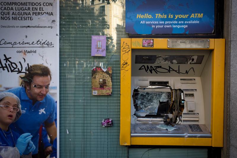 Un grupo de más de medio centenar de personas han quemado contenedores y causado desperfectos en el mobiliario urbano en el madrileño barrio de Lavapiés tras la muerte este jueves de un mantero de 35 años y origen subsahariano a causa de una parada cardiorrespiratoria.