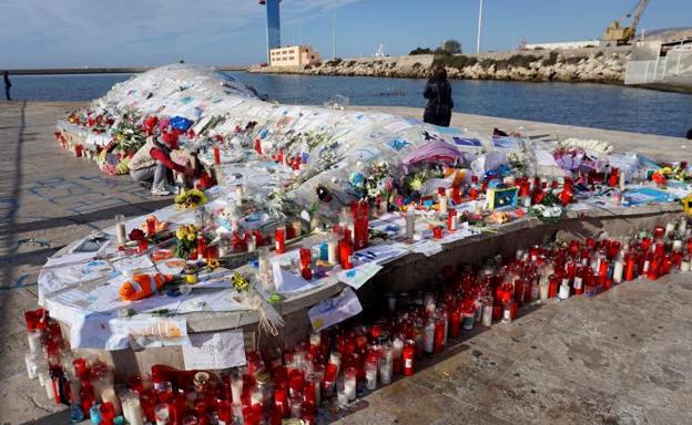 La escultura de la Ballena, en Almería capital, se ha convertido en un altar improvisado en recuerdo a Gabriel .