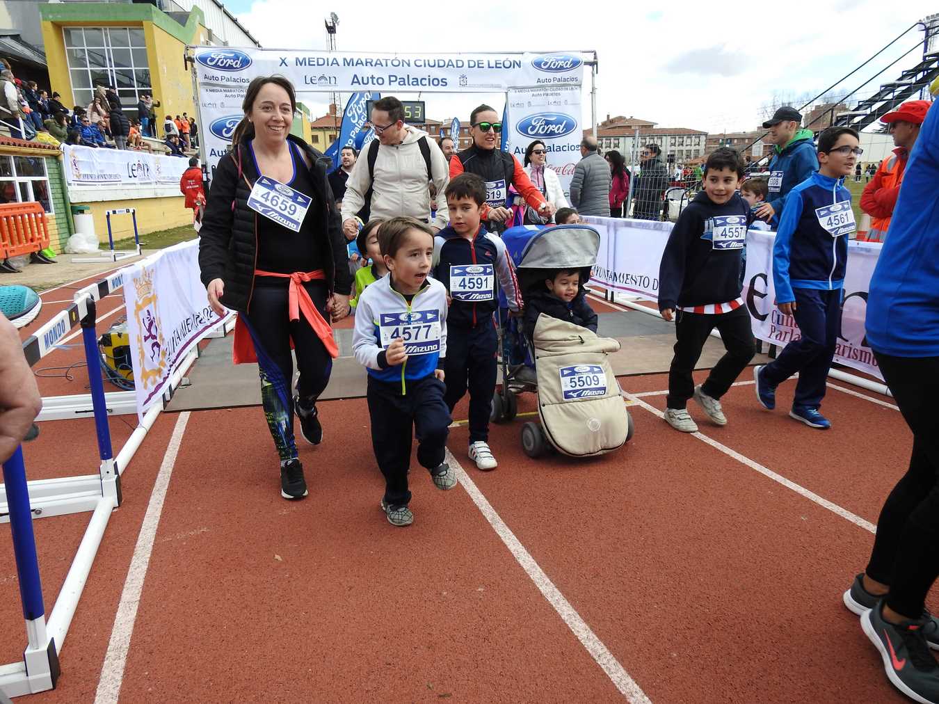 Galería de imágenes de los 2 kilómetros de la Media Maratón de León