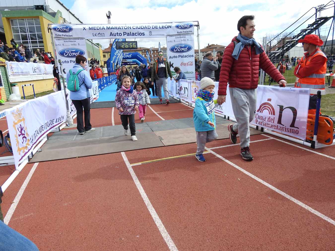 Galería de imágenes de los 2 kilómetros de la Media Maratón de León