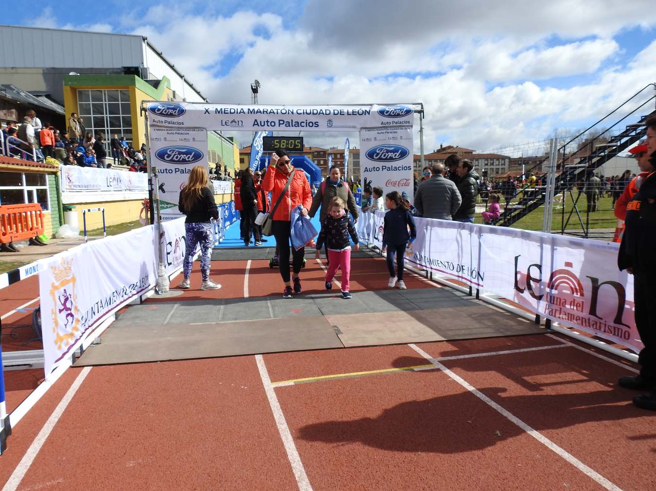 Galería de imágenes de los 2 kilómetros de la Media Maratón de León