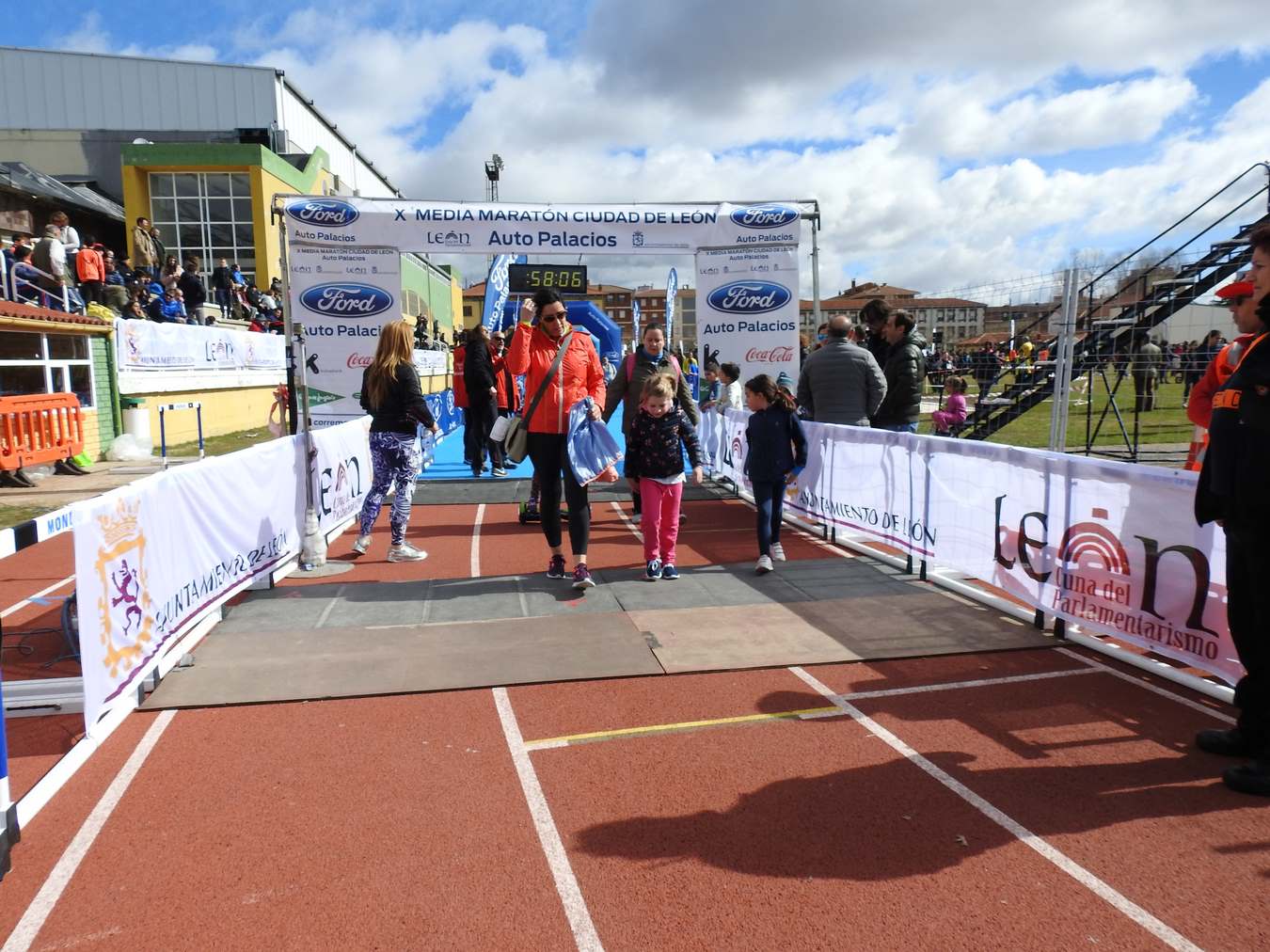 Galería de imágenes de los 2 kilómetros de la Media Maratón de León