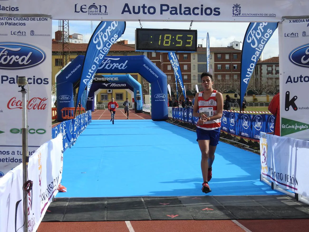 Todas las imágenes de la carrera popular de la Media Maratón de León