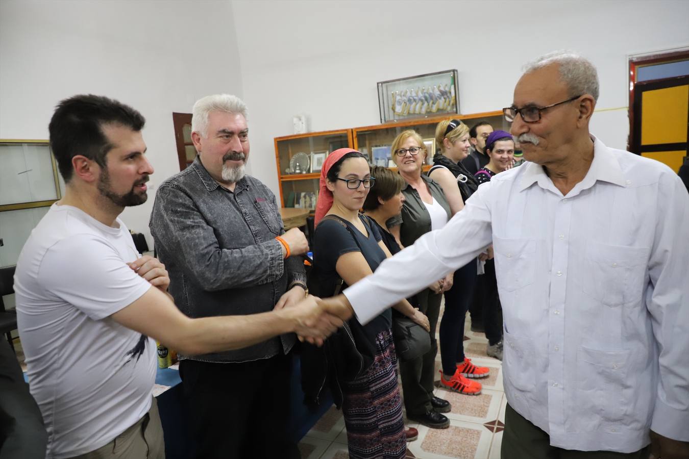 El presidente de la la RASD Brahim Ghali recibe a la delegación de CyL en los campos de refugiados. En la imagen el presidente saluda al portavoz del Grupo Socialista, Luís Tudanca.