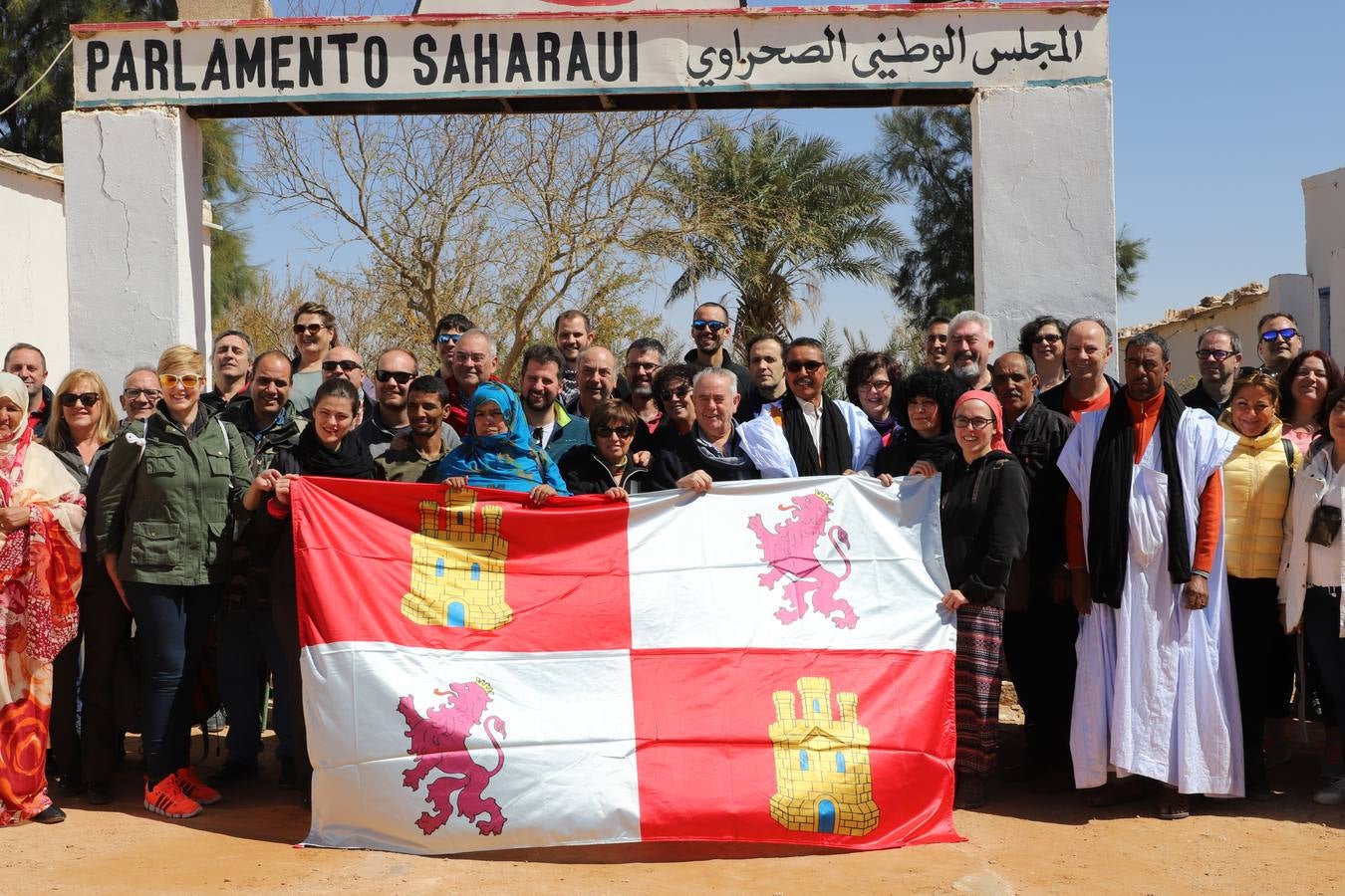 El presidente de la la RASD Brahim Ghali recibe a la delegación de CyL en los campos de refugiados. En la imagen despliega la bandera de CyL que le regala la delegación.