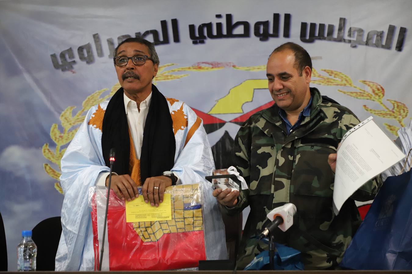 El delegado del Frente Polisario en CyL, Mohamed Labat, entrega al presidente del Parlamento Saharaui Jatri Aduh, una bandera de CyL que le ha regalado la presidenta de las Cortes.