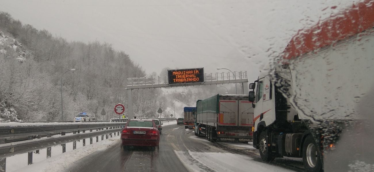 La autopista A 66 que une León con Asturias, afectada por el temporal de nieve