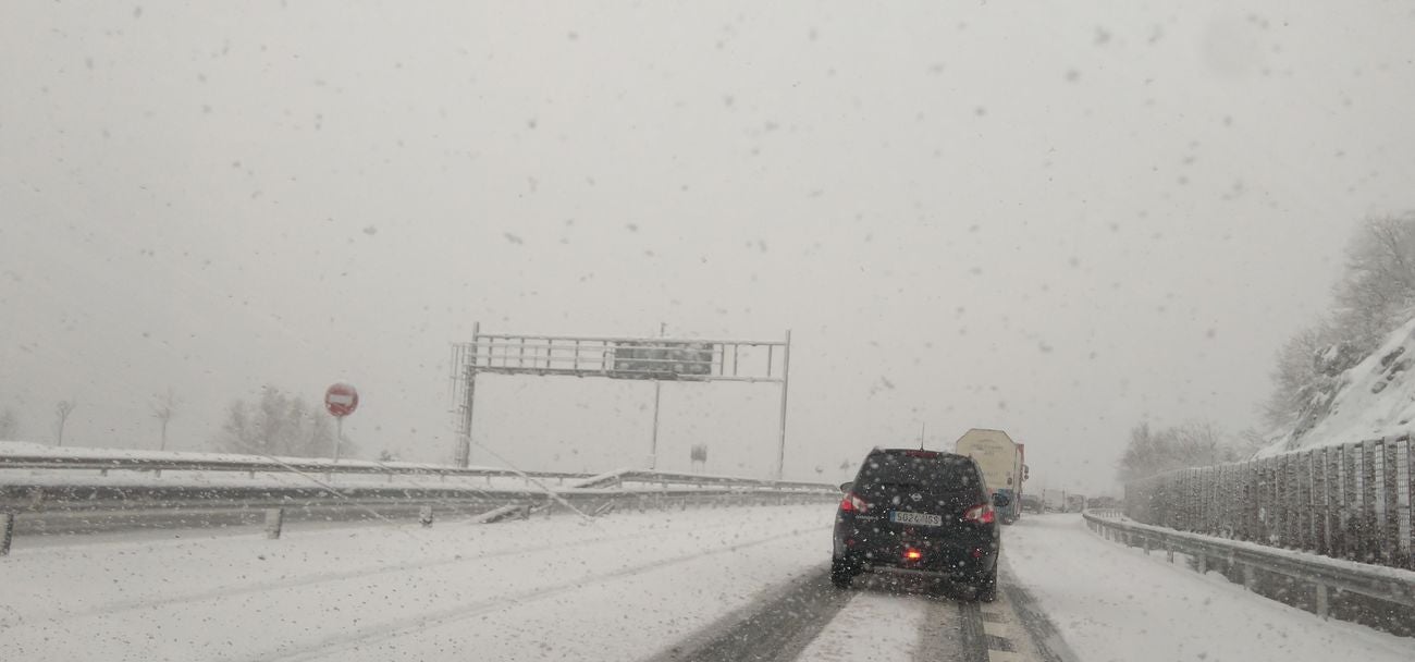 La autopista A 66 que une León con Asturias, afectada por el temporal de nieve