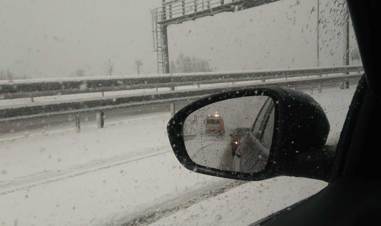 La autopista A 66 que une León con Asturias, afectada por el temporal de nieve