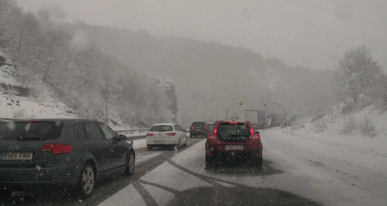 La autopista A 66 que une León con Asturias, afectada por el temporal de nieve