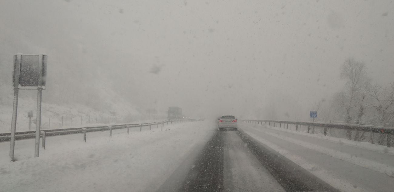 La autopista A 66 que une León con Asturias, afectada por el temporal de nieve