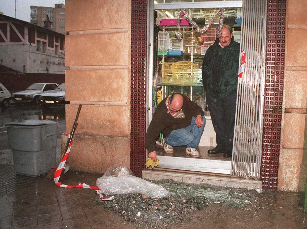 Imágenes del atentado del comandante Cortizo en León, en 1995. 