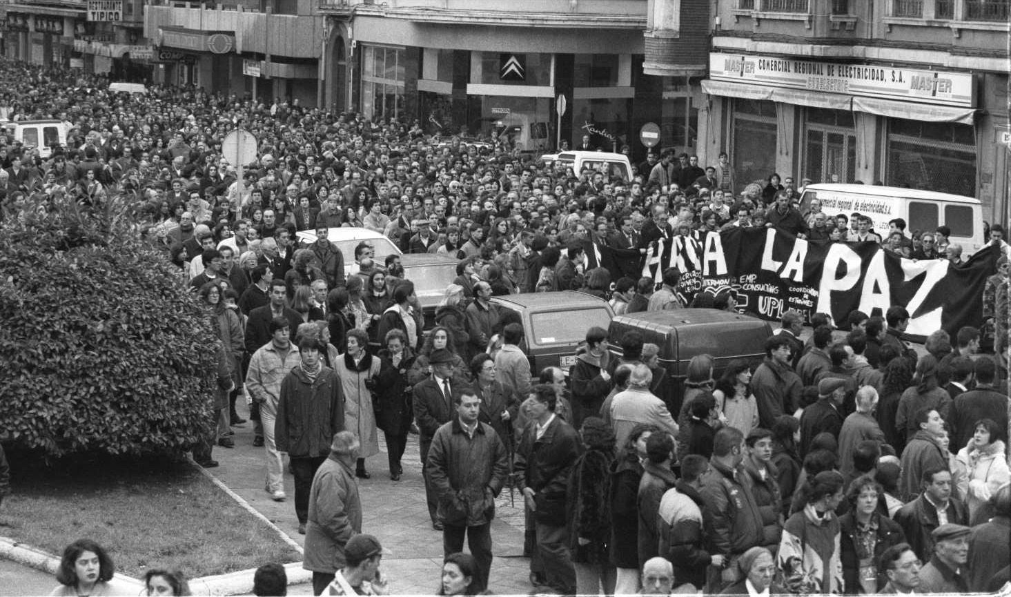 Imágenes del atentado del comandante Cortizo en León, en 1995. 