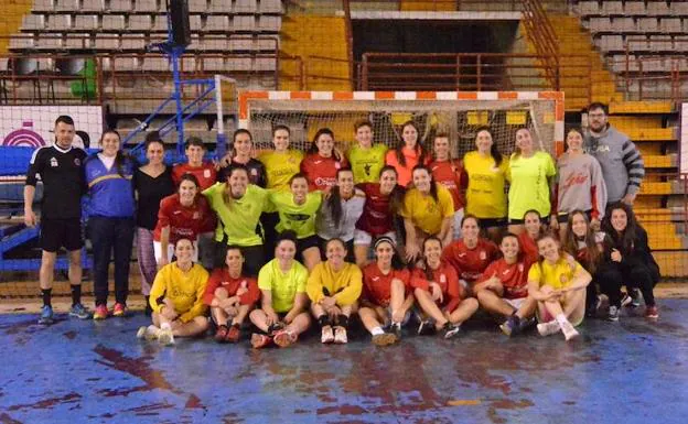 Las jugadoras del León FF y el Cleba, en su jornada de hermanamiento.