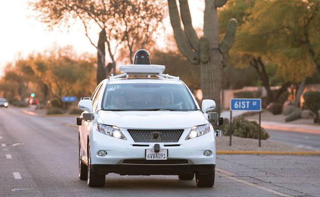 Un coche habilitado como vehículo autónomo en las calles de Phoenix, EE UU: