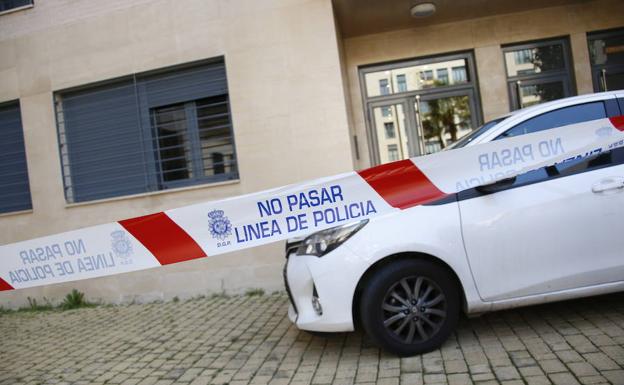 Imagen principal - Arriba: Vivienda donde ocurrieron los hechos. Abajo: Apeadero donde el padre de los niños se suicidó.