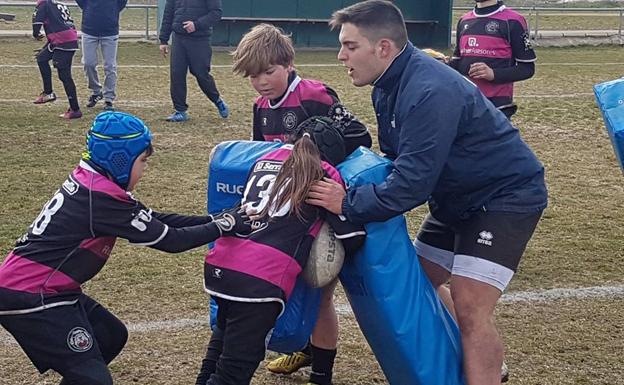 Raúl Calzón, canterano del León RC y jugador de División de Honor, entrena a los sub-12 y sub-14 del club