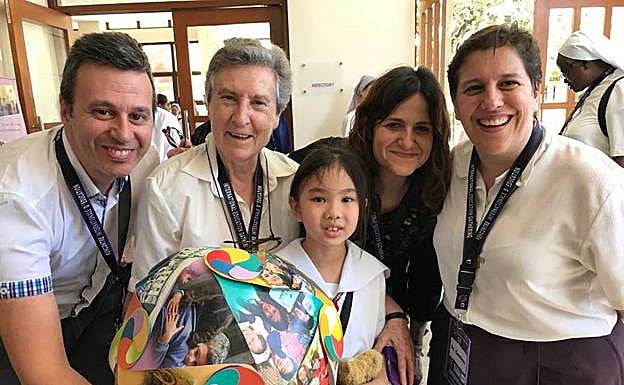 Almudena Vázquez, segunda comenzando por la derecha.