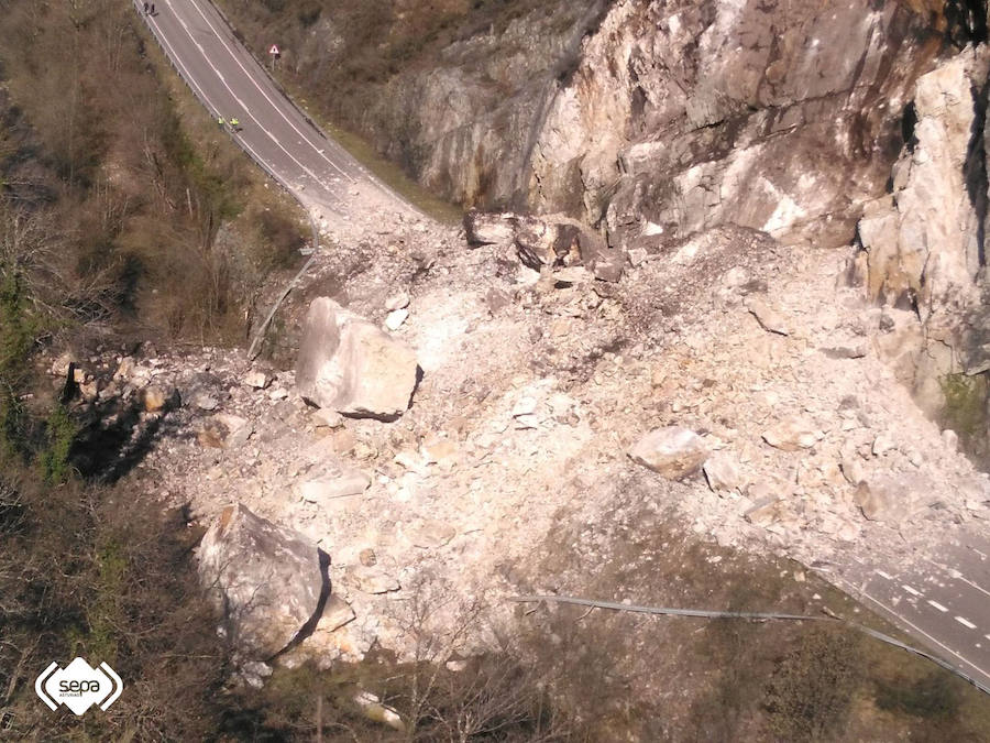 Fotos: Un argayo corta la conexión de León y Asturias por León