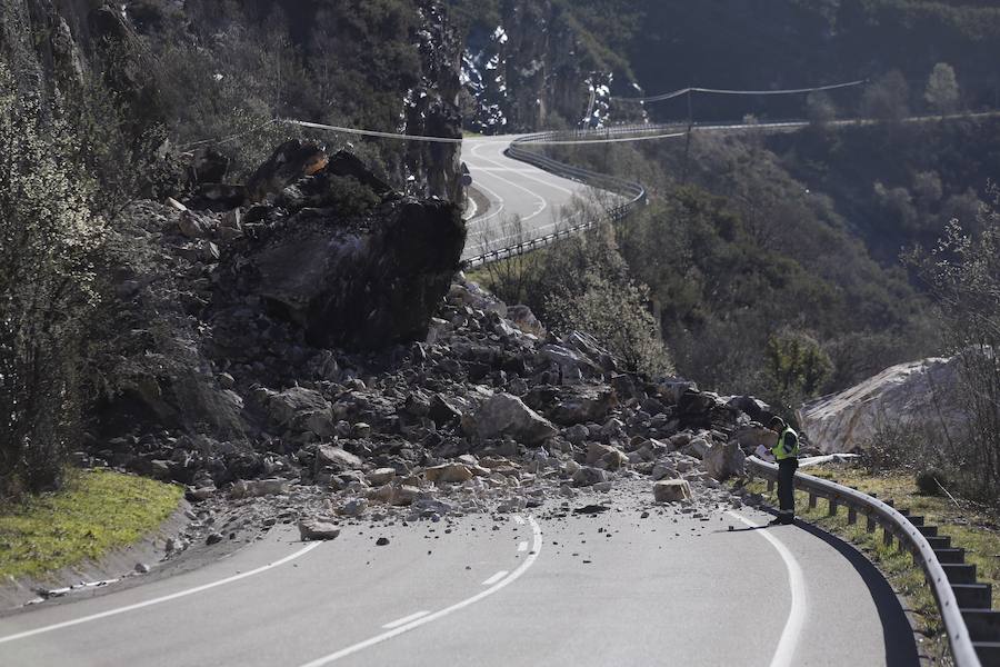 Fotos: Un argayo corta la conexión de León y Asturias por León