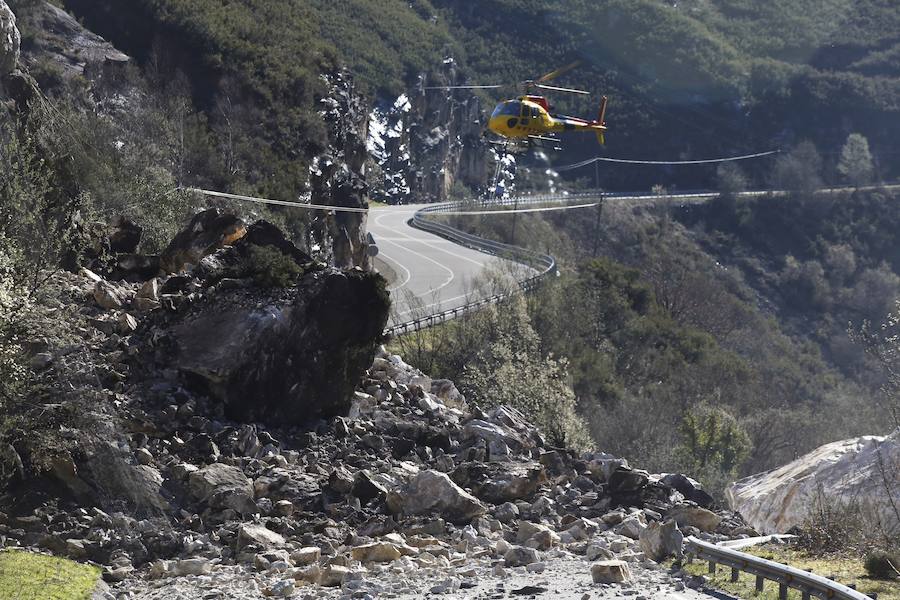 Fotos: Un argayo corta la conexión de León y Asturias por León