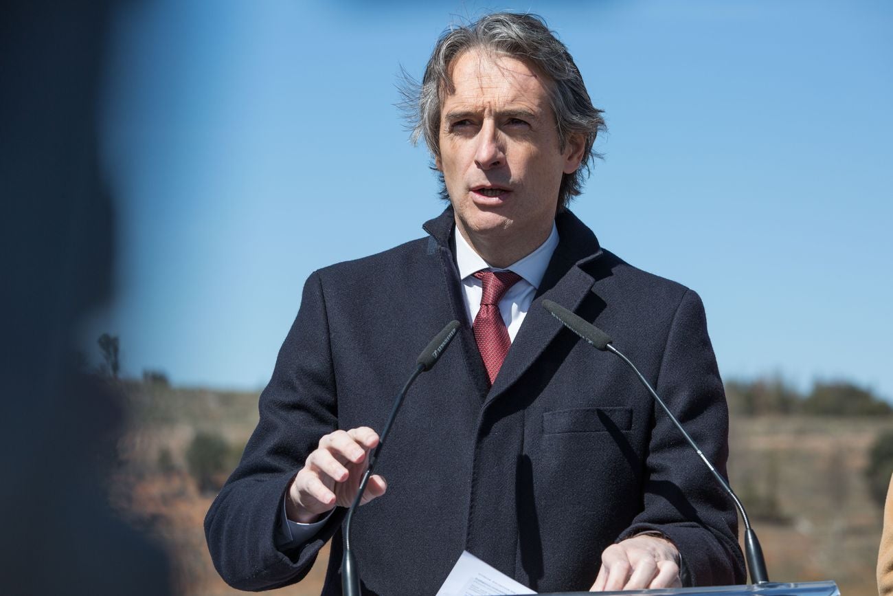 El ministro de Fomento, Íñigo de la Serna, visita las obras de la Autovía del Duero acompañado por el El consejero de Fomento y Medio Ambiente, Juan Carlos Suárez-Quiñones