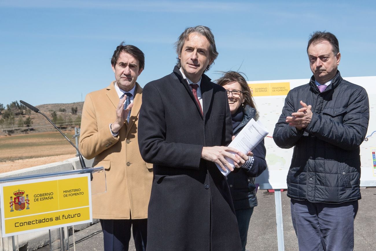 El ministro de Fomento, Íñigo de la Serna, visita las obras de la Autovía del Duero acompañado por el El consejero de Fomento y Medio Ambiente, Juan Carlos Suárez-Quiñones