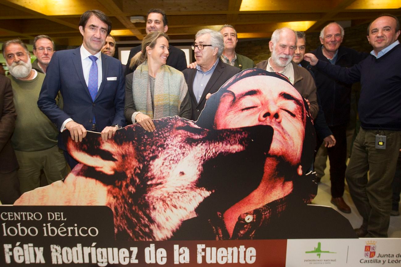 El consejero de Fomento y Medio Ambiente, Juan Carlos Suárez-Quiñones, y la hija de Felix Rodríguez de la Fuente, Odile, participan en el acto de homenaje a Félix Rodríguez de la Fuente, que ha organizado la Consejería con motivo del nonagésimo aniversario de su nacimiento