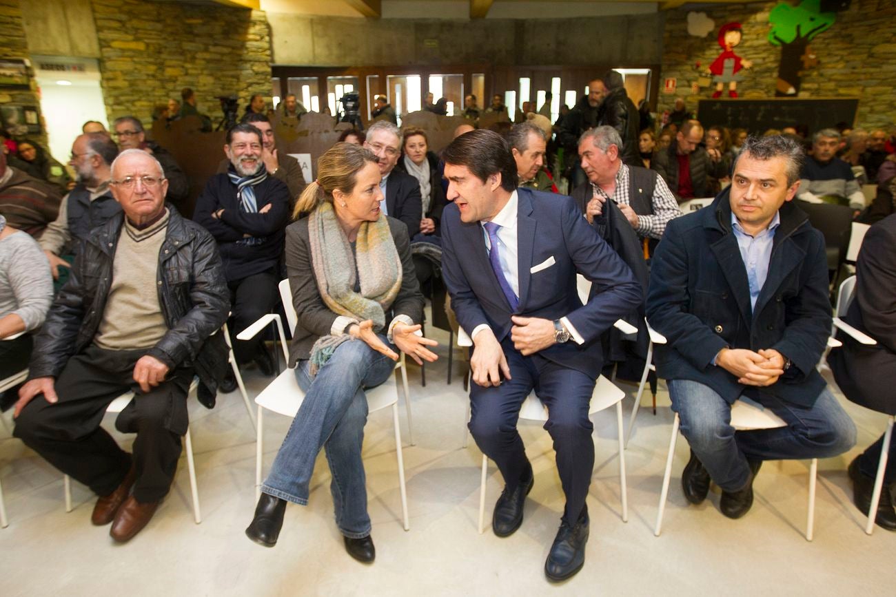 El consejero de Fomento y Medio Ambiente, Juan Carlos Suárez-Quiñones, y la hija de Felix Rodríguez de la Fuente, Odile, participan en el acto de homenaje a Félix Rodríguez de la Fuente, que ha organizado la Consejería con motivo del nonagésimo aniversario de su nacimiento