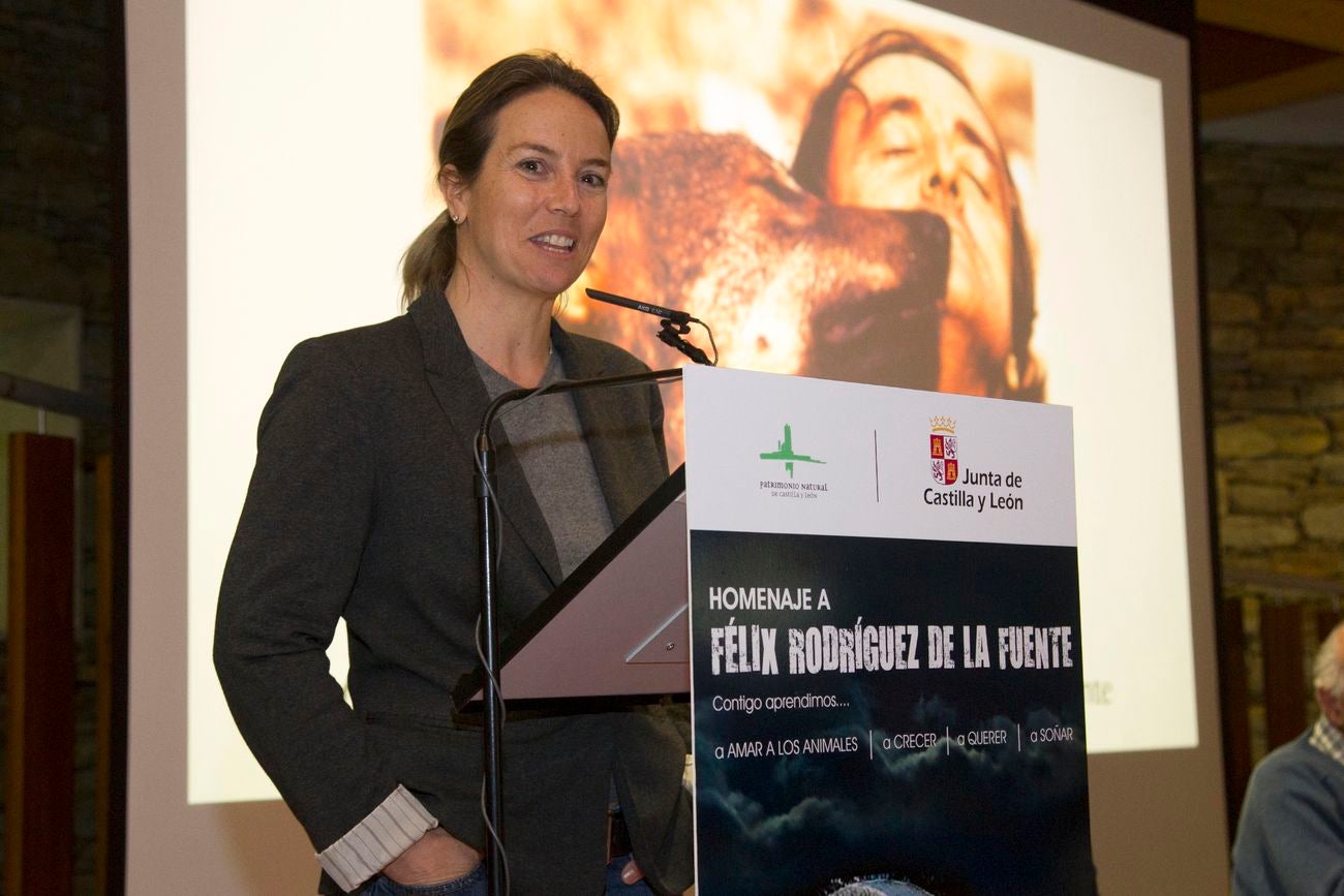 El consejero de Fomento y Medio Ambiente, Juan Carlos Suárez-Quiñones, y la hija de Felix Rodríguez de la Fuente, Odile, participan en el acto de homenaje a Félix Rodríguez de la Fuente, que ha organizado la Consejería con motivo del nonagésimo aniversario de su nacimiento