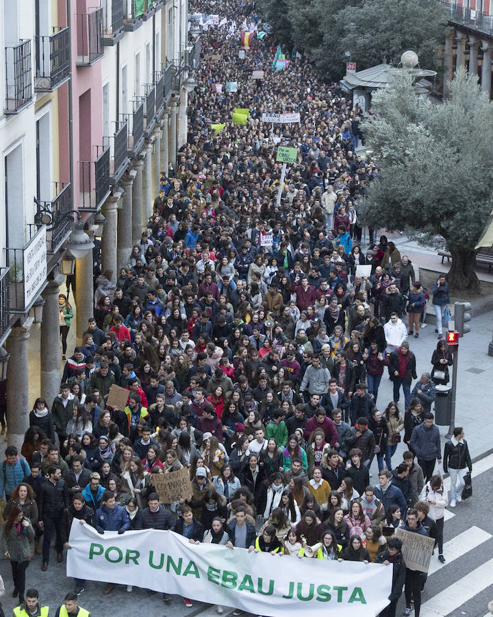 Fotos: Los estudiantes de Castilla y León piden una EBAU justa en Valladolid