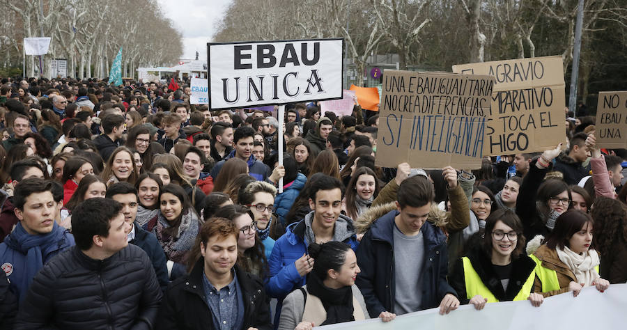 Fotos: Los estudiantes de Castilla y León piden una EBAU justa en Valladolid