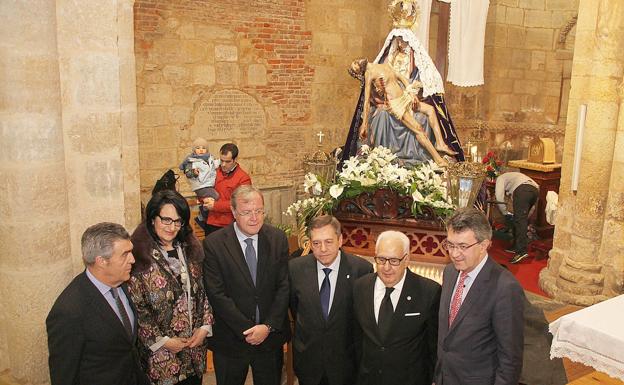 Máximo Cayón, arropado, posa ante la Virgen del Mercado.