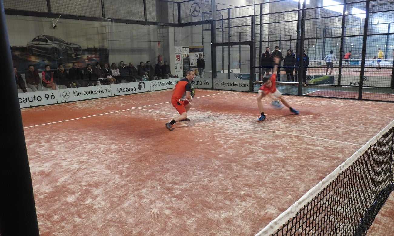 Las instalaciones de club leonés acogen este domingo las semifinales, finales y partidos de consolación en una cita con 112 parejas