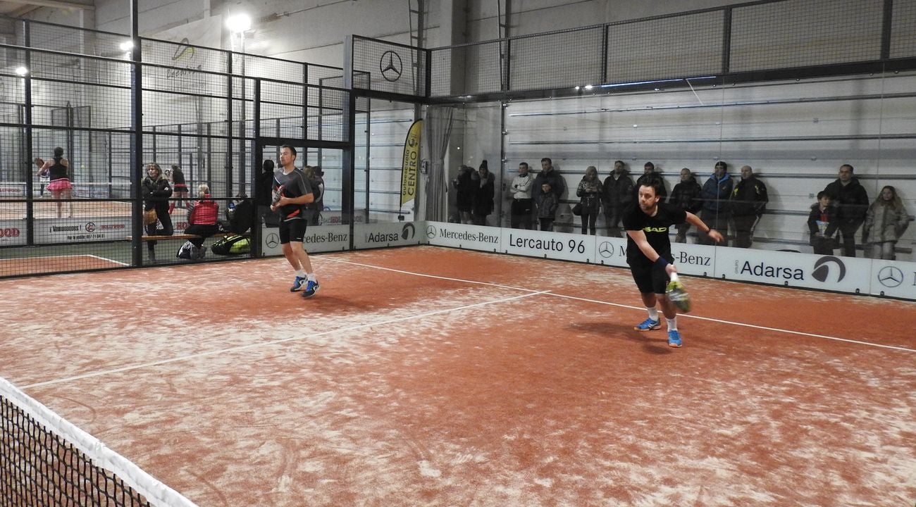 Las instalaciones de club leonés acogen este domingo las semifinales, finales y partidos de consolación en una cita con 112 parejas