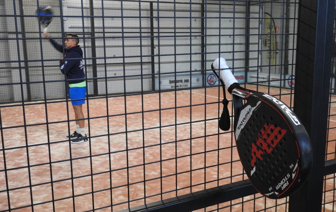 Las instalaciones de club leonés acogen este domingo las semifinales, finales y partidos de consolación en una cita con 112 parejas